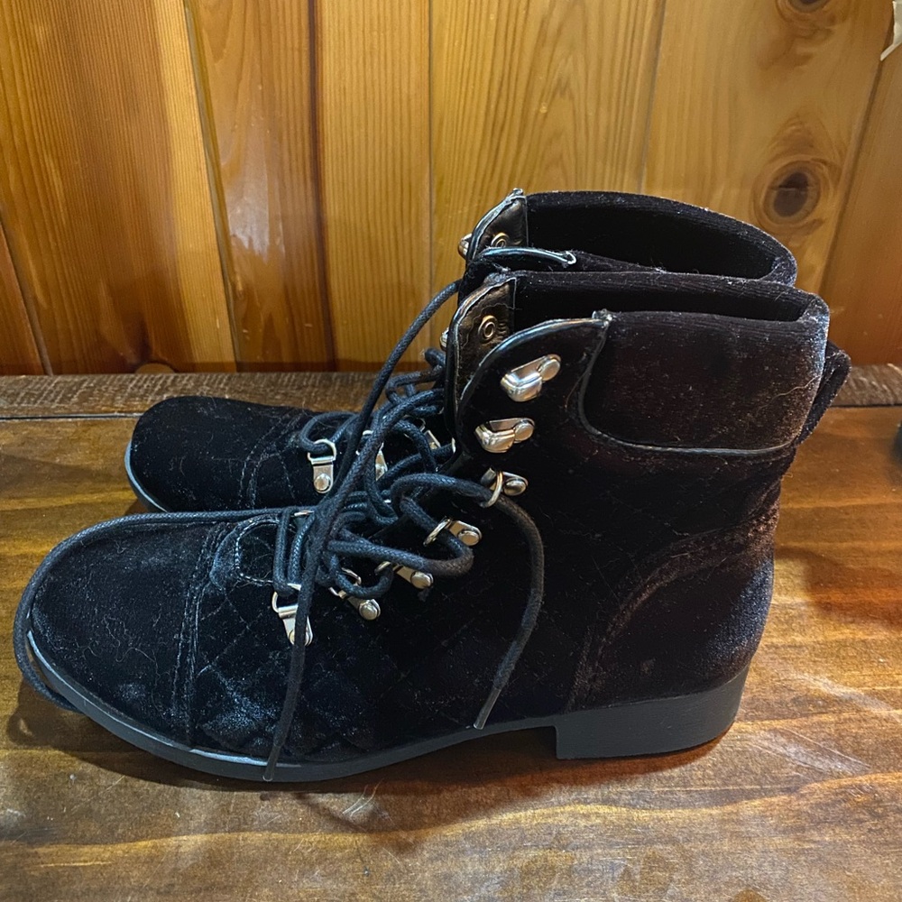 NWOT “G BY GUESS” Womens Lace Up Ankle Boots Black Quilted Velvet Velour 8.5M